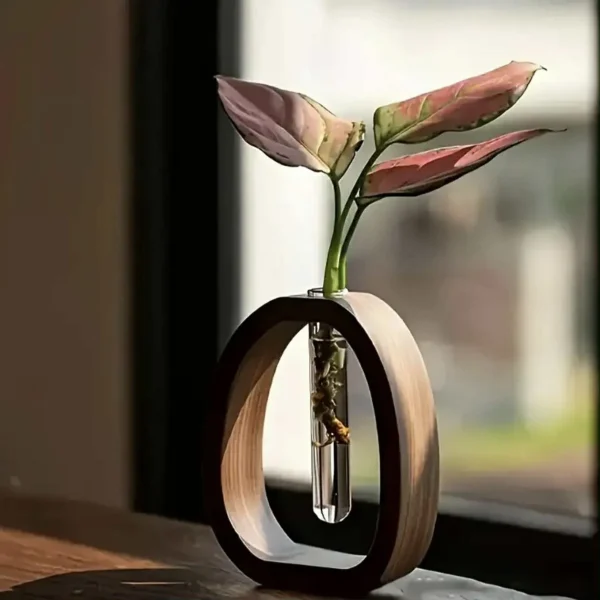 Vase en bois de noyer avec verre