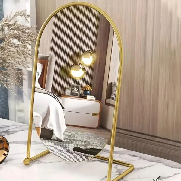 Un miroir de table en fer de style